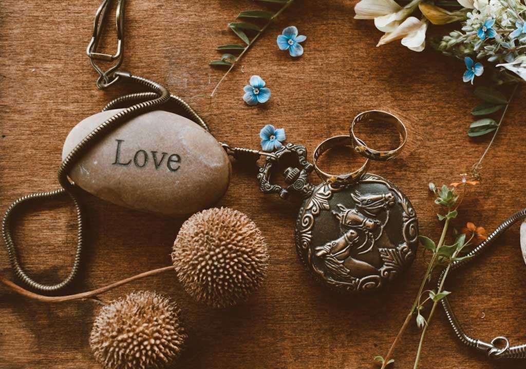 How to Choose Anniversary Gifts by Year: Traditions, Personal Touches, and Budget